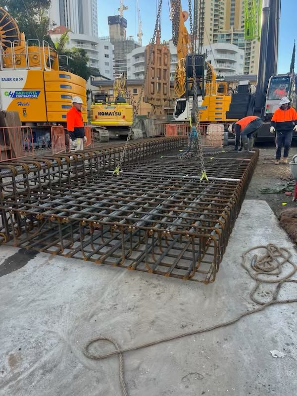 Diaphragm-wall cage and piling rig with mobile cranes on a Broadbeach tower site